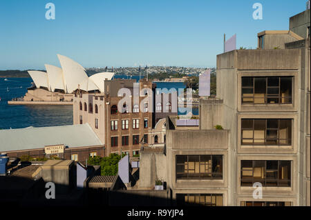 16.09.2018, Sydney, New South Wales, Australien - Ein erhoehter Blick von der Harbour Bridge in Gebaeude im Stadtviertel The Rocks und dem Opernhaus Stockfoto