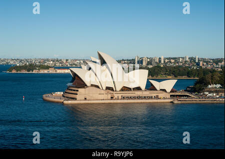 16.09.2018, Sydney, New South Wales, Australien - Ein erhoehter Blick auf das Opernhaus von Sydney am Bennelong Point mit der Bucht und der Einfahrt z Stockfoto