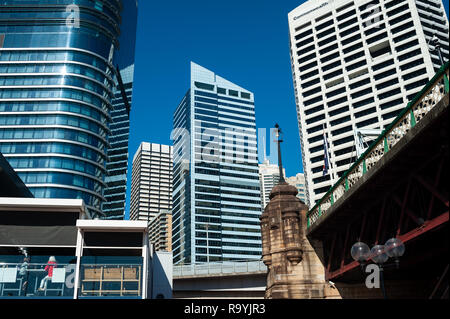 16.09.2018, Sydney, New South Wales, Australien - Ein Blick von der Uferpromenade am Darling Harbour in die Skyline des geschaeftsviertels von Sydney Stockfoto