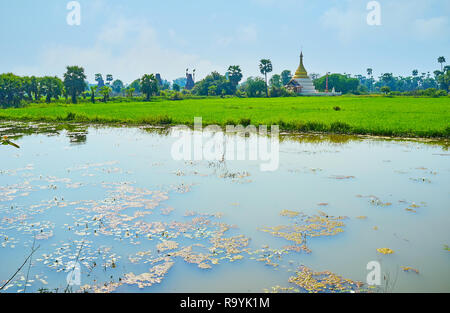 Die alten Bddhist Wahrzeichen von Ava (inwa) - Stupas, Klöster und Heiligtümer sind unter den landwirtschaftlichen Ländern versteckte, Paddy-Felder und kleine Wasser ta Stockfoto