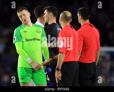 Everton Torwart Jordanien Pickford (links) angezeigt wird niedergeschlagen, als er die Hände mit den Beamten schütteln Nach dem Premier League Match an der AMEX Stadion, Brighton. Stockfoto