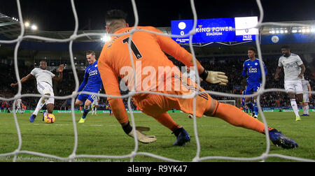 Cardiff City Sol Bamba löscht den Ball von Leicester City James Maddison (Mitte) nach seiner Strafe von Cardiff City Torwart Neil Etheridge (rechts) während der Premier League Match für die King Power Stadion, Leicester gespeichert wird. Stockfoto