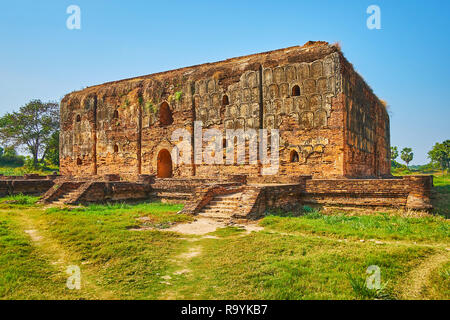 Der Backstein, Ruinen der antiken Wingaba Kloster mit geschnitzten Details über seine Mauer erhalten, Ava (inwa), Myanmar. Stockfoto