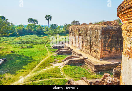 Der Blick auf die Fassade Wand der alten Wingaba Kloster mit zerbröckelt Stuck Reliefs, Ava (inwa), Myanmar. Stockfoto