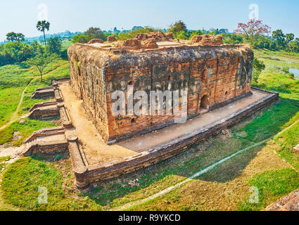 Panoramablick auf das Luftbild der alten Wingaba Kloster, durch die Weite der Wiesen und Wäldern umgeben, Ava (inwa), Myanmar. Stockfoto