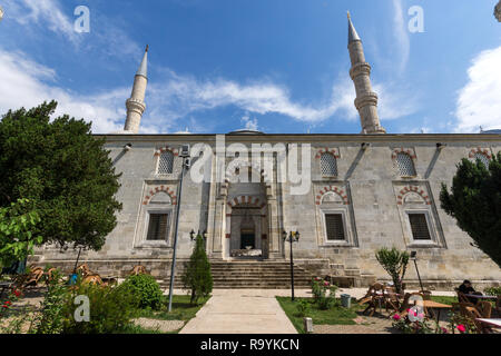 EDIRNE, Türkei - 26. MAI 2018: Außenansicht der Uc Serefeli Moschee Moschee im Zentrum der Stadt Edirne, Osten Thrakien, Türkei Stockfoto