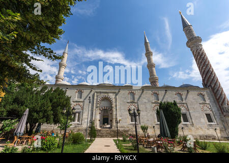 EDIRNE, Türkei - 26. MAI 2018: Außenansicht der Uc Serefeli Moschee Moschee im Zentrum der Stadt Edirne, Osten Thrakien, Türkei Stockfoto