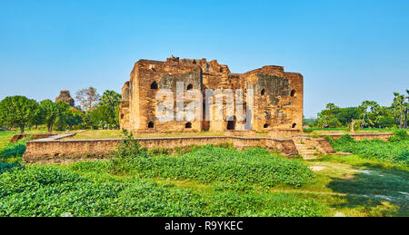 Die alten Ziegel Kyaung gelegene Kloster mit kleinen Stupa, als Eingang, Ava (inwa), Myanmar. Stockfoto