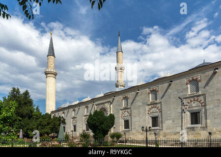 EDIRNE, Türkei - 26. MAI 2018: Außenansicht der Uc Serefeli Moschee Moschee im Zentrum der Stadt Edirne, Osten Thrakien, Türkei Stockfoto