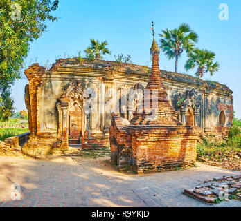 Die kleine Ziegel Stupa und Ruinen von reich verzierten Schrein von yadana Hsemee Pagode in Ava (inwa), Myanmar. Stockfoto