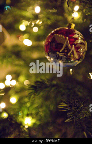 Weihnachtsschmuck und Weihnachtsbaum Stockfoto