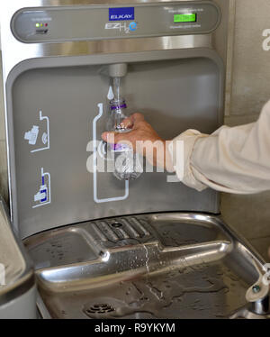 Füllen eines Trinkwasser Flasche an öffentlichen Wasserflasche füllen Station, USA Stockfoto