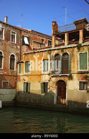 Malerisch verfallende Häuser, am Kanal Rio di Ca' Foscari, Santa Croce, Venedig, Italien Stockfoto