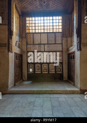 Interleaved Holz- Fenster (mashrabiya), Holz- embedded Schränken und Holz dekoriert Decke im Ottoman historischen Beit El Waseela Gebäude Stockfoto