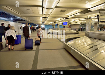 Passagiere waling durch Gepäckausgabebereich Denver International Airport Terminal, Colorado Stockfoto