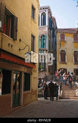 Osteria La Zucca, Santa Croce, Venedig, Italien: ein nettes kleines Restaurant von der Ponte del Megio in Ramo del Megio Stockfoto