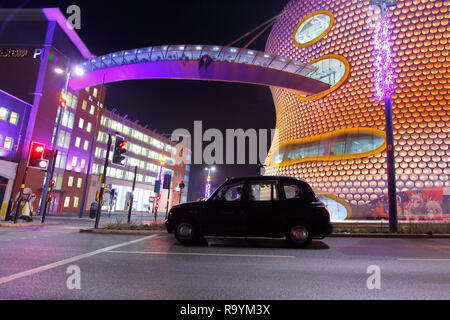 Eine schwarze Hackney Carriage warten an Ampel außerhalb Selfridges in Birmingham City Centre. Stockfoto