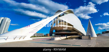 Panoramablick auf die futuristische Königin Sofía Palast der Künste in der Stadt der Künste und der Wissenschaften, Valencia, Spanien Stockfoto