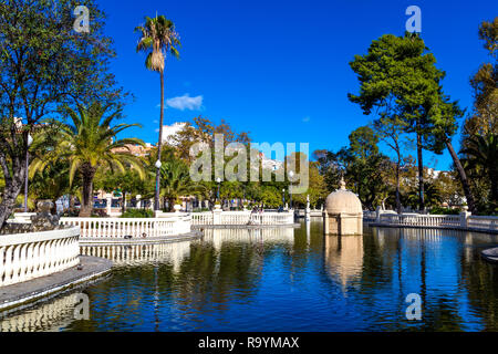 Teich umgeben von exotischen Palmen im Ribalta Park in Castellon de la Plana, Spanien Stockfoto