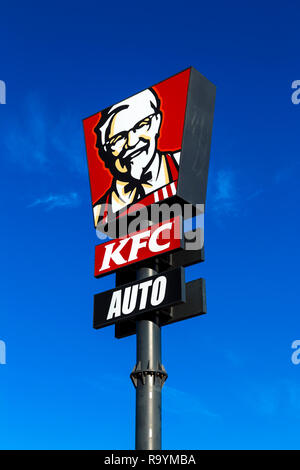 Zeichen für KFC Drive Thru gegen den blauen Himmel (Castellón de la Plana, Spanien) Stockfoto