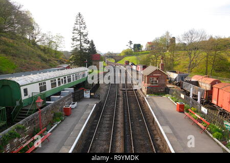 Ein Blick von der Fußgängerbrücke in Goathland Station auf der North Yorkshire Moors Railway. Stockfoto