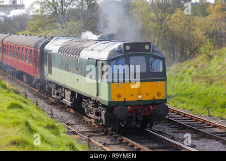 BR-Klasse 25 Nr. D 7628 Vintage diesel Zug, schleppen Personenwagen auf der North Yorkshire Moors Railway in Goathland. Stockfoto