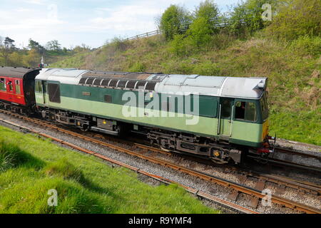 BR-Klasse 25 Nr. D 7628 Vintage diesel Zug, schleppen Personenwagen auf der North Yorkshire Moors Railway in Goathland. Stockfoto