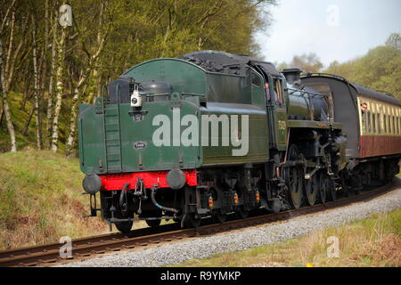 Eine Dampflok mit Tender zieht eine Reihe von Vintage Wagen rückwärts, deren Mangel ist der Wendepunkte auf der North Yorkshire Moors Railway. Stockfoto