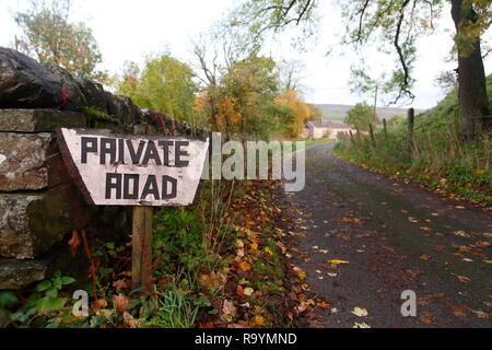 Ein Zeichen außerhalb einer Immobilie in Bainbridge, North Yorkshire, die einfach lautet "Private Straße "Touristen im Bereich abzuhalten. Stockfoto