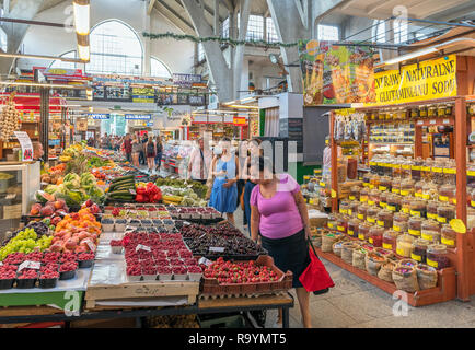 Shopper in Breslau Halle (Hala Targowa wir Wrocławiu), Breslau, Schlesien, Polen Stockfoto