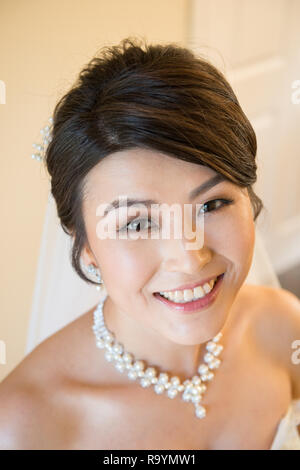 Asiatische bide Porträts, die an ihrem Hochzeitstag. Stockfoto