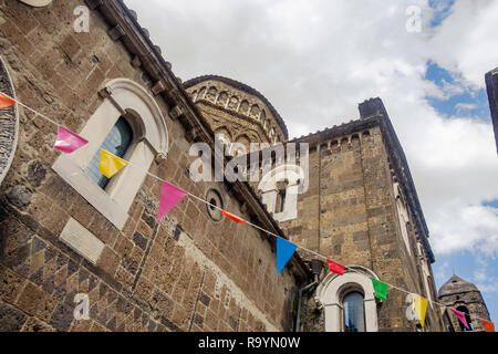 Sie erhalten eine große anzeigen, wenn bis zur Kuppel der romanischen Kathedrale von Casertavecchia, Kampanien suchen. Bunte Fahnen hängen über den Straßen. Stockfoto