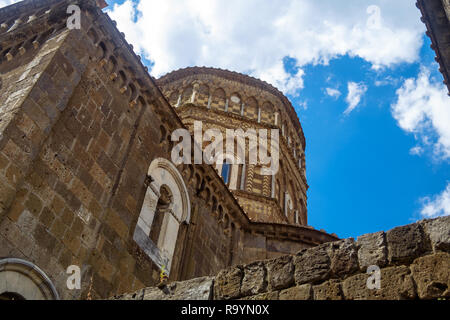 Dies ist ein Low Angle View auf der Kuppel der Kathedrale von Casertavecchia, einer romanischen Meisterwerk in der Region von Caserta. Stockfoto