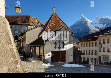 Straße mit Kopfsteinpflaster der mittelalterlichen Städtchens Greyerz, Fribourg, Schweiz Stockfoto