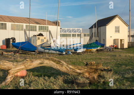 Staniforth Cottage, ein denkmalgeschütztes Gebäude und historische Hangars Gehäuse der Calshot Activity Center in Hampshire, Großbritannien Stockfoto