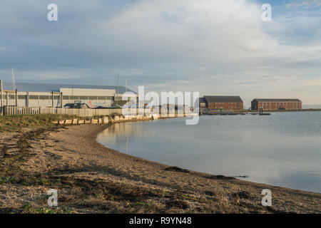 Calshot Activity Center in der historischen Hangars auf Calshot Spit durch den Solent in Hampshire, Großbritannien, mit Unterkunft Blöcke Stockfoto