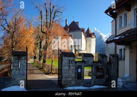 Tor und Weg zum Château de Gruyères, Fribourg, Schweiz Stockfoto