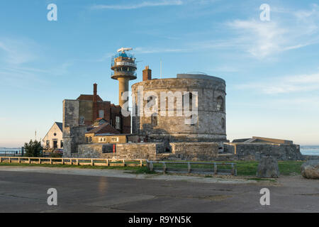 Calshot Castle, eine Artillerie fort durch Heinrich VIII. Errichtet auf dem Calshot Spit, und Küstenwache Turm, Hampshire, UK. Sehenswürdigkeit, Erbe, historischen. Stockfoto