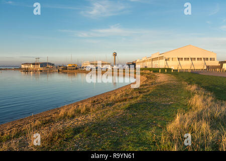 Calshot Activity Center in der historischen Hangars auf Calshot Spit durch den Solent in Hampshire, Großbritannien Stockfoto