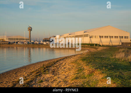 Calshot Activity Center in der historischen Hangars auf Calshot Spit durch den Solent in Hampshire, Großbritannien Stockfoto