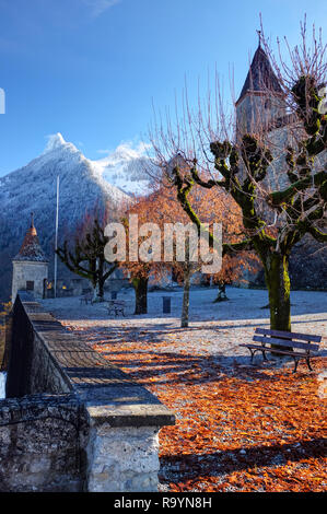 Schlosspark und Parkbänke von Château de Gruyères, Fribourg, Schweiz Stockfoto