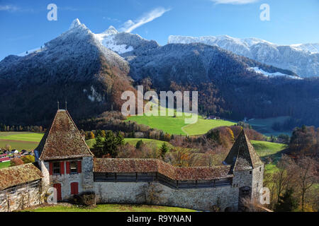 Festungsmauer und schneebedeckte Berge hinter dem Château de Gruyères, Fribourg, Schweiz Stockfoto