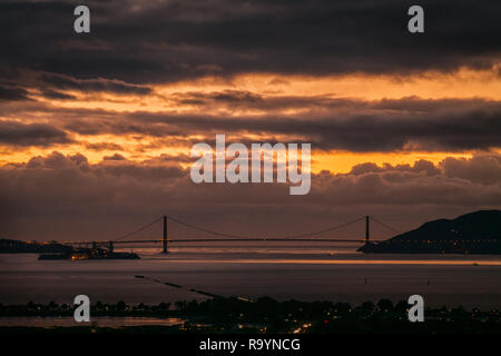 Golden Gate Bridge in San Francisco von der gegenüberliegenden Seite der Bucht in Berkeley gesehen Stockfoto