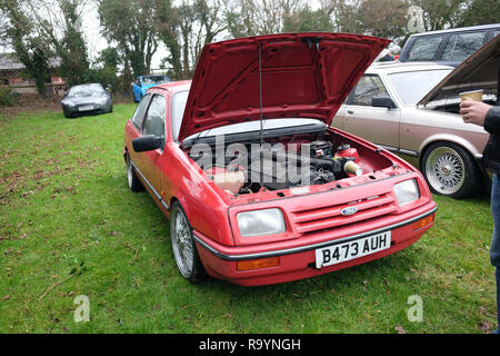 Dezember 2018 - Red Basic Ford Sierra, versehen mit einem sehr großen 6-Zylinder BMW Motor in Redhill Oldtimer Treffen Stockfoto