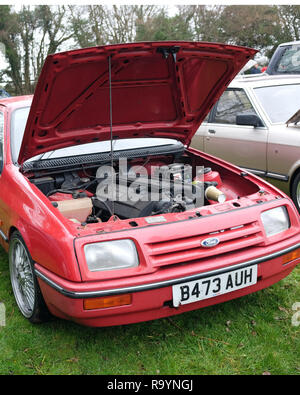 Dezember 2018 - Red Basic Ford Sierra, versehen mit einem sehr großen 6-Zylinder BMW Motor in Redhill Oldtimer Treffen Stockfoto