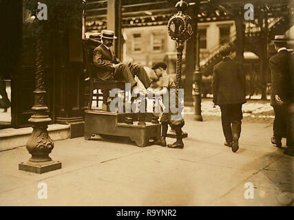 Schuhputzmaschine, 3rd Ave & 9th St. New York City, Juli 1910. Stockfoto