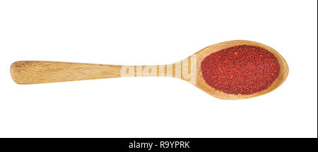 Boden sumac Spice Pulver in hölzernen Löffel auf weißem Hintergrund. Ansicht von oben. Flach. Stockfoto