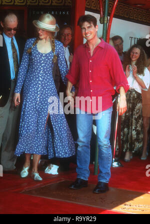 HOLLYWOOD, CA - 28. Juni: Schauspielerin Nicole Kidman und Schauspieler Tom Cruise an Hand- und Fußabdruck Zeremonie für Tom Cruise am 28. Juni 1993 im Mann's Chinese Theater in Hollylwood, Kalifornien. Foto von Barry King/Alamy Stock Foto Stockfoto