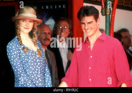 HOLLYWOOD, CA - 28. Juni: Schauspielerin Nicole Kidman und Schauspieler Tom Cruise an Hand- und Fußabdruck Zeremonie für Tom Cruise am 28. Juni 1993 im Mann's Chinese Theater in Hollylwood, Kalifornien. Foto von Barry King/Alamy Stock Foto Stockfoto