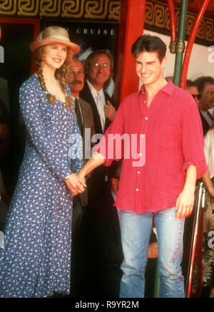 HOLLYWOOD, CA - 28. Juni: Schauspielerin Nicole Kidman und Schauspieler Tom Cruise an Hand- und Fußabdruck Zeremonie für Tom Cruise am 28. Juni 1993 im Mann's Chinese Theater in Hollylwood, Kalifornien. Foto von Barry King/Alamy Stock Foto Stockfoto